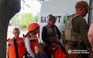 Жили у погребі: матір з трьома дітьми евакуював «Білий янгол» з Шахового. Відео.