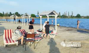 На озері Вейсовому у Слов’янську попри заборону та небезпеку, люди відкрили власний купальний сезон (фото)