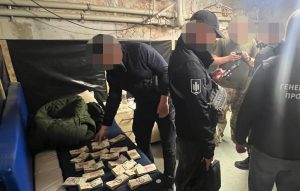 Побори з “бойових”: стали відомі нові подробиці справи командира з Донеччини