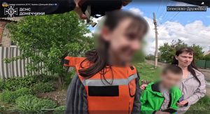 Маму з двома дітьми з Олексієво-Дружківки евакуювали на бронемобілі — ДСНС