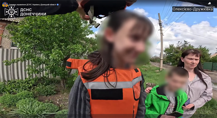 Маму з двома дітьми з Олексієво-Дружківки евакуювали на бронемобілі — ДСНС