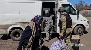 «Білі янголи» евакуювали дитину та літнє подружжя з прифронтових сіл Лиманщини (відео)