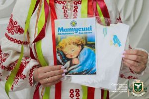 Вишиванки для немовлят подарували породіллям у Слов’янську