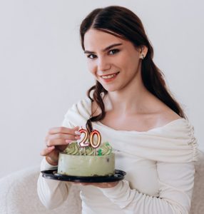 «Я викреслила всі спогади про дитячий будинок»: історія дівчинки, яка завдяки прийомній родині повірила у свій талант та мріє стати дизайнеркою