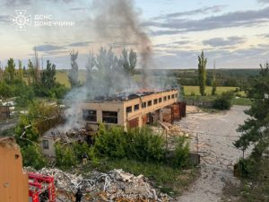 У Слов’янську надзвичайники ліквідували загоряння покрівлі адмінбудівлі