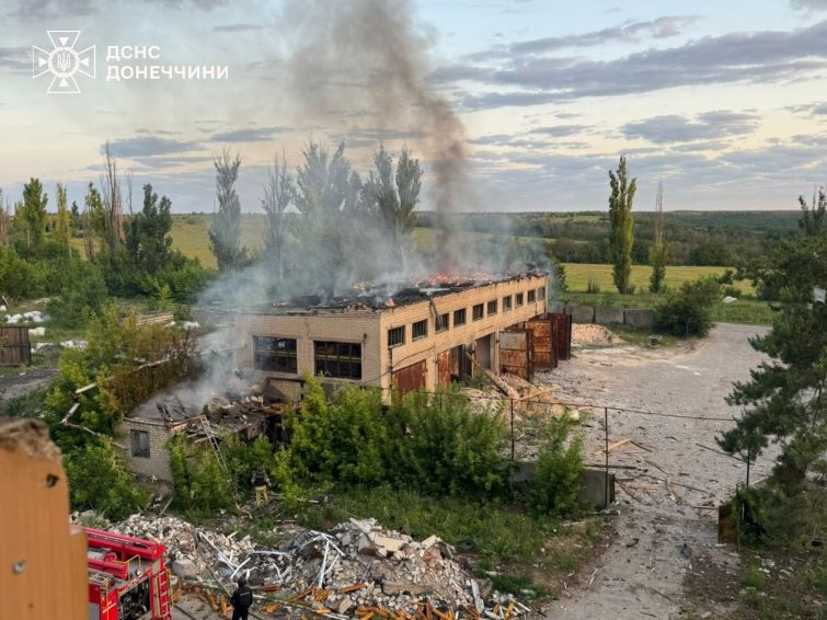 У Слов’янську надзвичайники ліквідували загоряння покрівлі адмінбудівлі