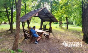 Як виглядає нова мангальна зона в Шовковичному парку Слов’янська: комфорт облаштування та безлад зі сміттям (фото)