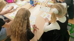 Дехто з дітей шкільного віку ще ніколи не бачив вчителів: групи педагогів безоплатно приїжджають до школярів Донеччини