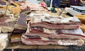 Скільки коштують продукти на центральному ринку Слов’янська та чим торгують сьогодні (фото)