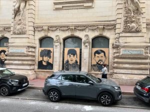 На вікнах школи мистецтв у Франції з’явилися портрети загиблих українських військових, виконані художницею з Краматорська