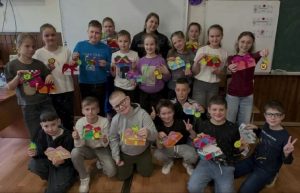 Дітям Донеччини передали подарунки, створені дітьми з Києва та Рівненщини