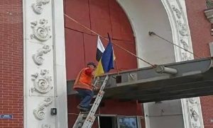 Над вокзалом Краматорська вивісили біло-чорний Прапор надії