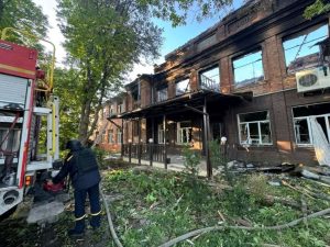 Нічна атака на Слов’янськ та Краматорськ: загинув підліток, поранені троє, у Краматорську – люди під завалами. Фото наслідків.