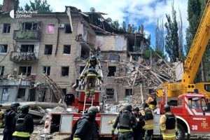 Трагічні наслідки обстрілу Краматорська: рятувальники продвжують розбирати завали. Фото.