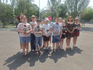 Росія знову переписує історію по-своєму: маріупольських школярів змушують вшановувати вбивцю та руйнівника міста