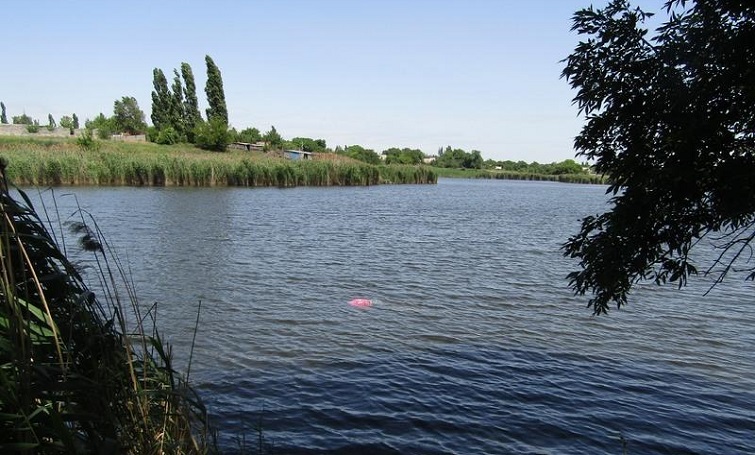 У в селищі Шабельківка рятувальники дістали з водойми тіло чоловіка