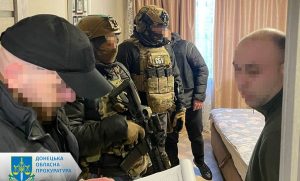 Оперуповноважені з Донеччини обіцяли злочинниці умовний строк замість ув’язнення: їх судитимуть за зловживання впливом