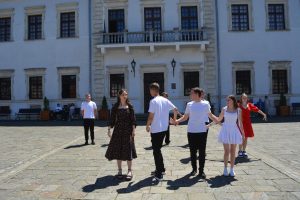 Учні Слов’янської школи №11 відсвяткували випускний у старовинному замку. Де відбулась подія