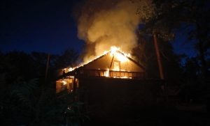 Внаслідок обстрілу бази відпочинку у Святогірську виникла пожежа