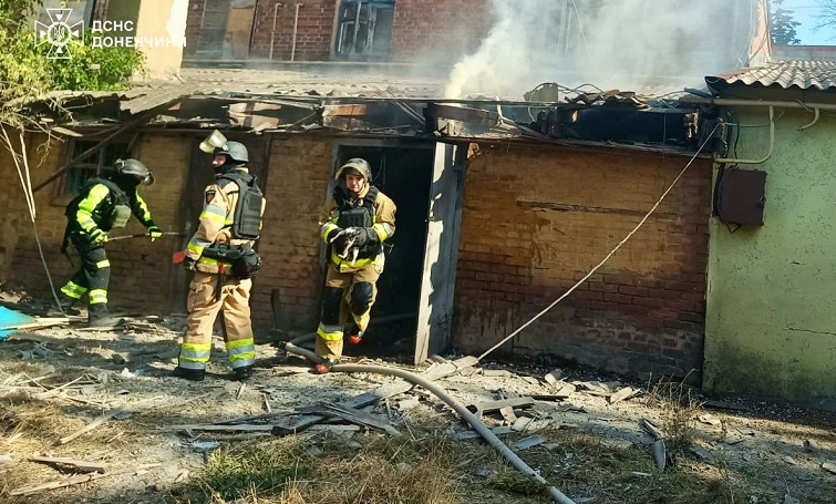 Кошенята серед попелу: у Краматорську рятувальники витягли тварин із палаючої будівлі після атаки дронів