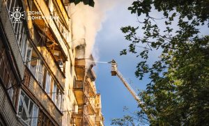 Рятувальники намагалися реанімувати хлопчика, який опинився під завалами у багатоповерхівці Краматорська (фото, відео)