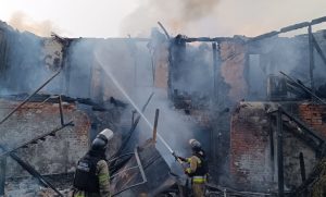 У Слов’янську горів двоповерховий житловий будинок (відео)