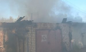 У Лимані внаслідок нічного обстрілу згоріли 10 гаражів