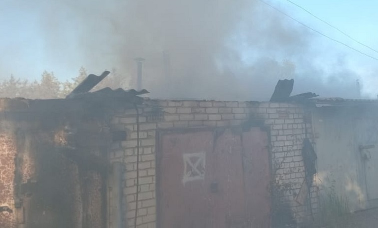 У Лимані внаслідок нічного обстрілу згоріли 10 гаражів