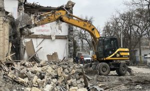 Росіяни крадуть цеглу зі зруйнованих будинків у Бахмуті