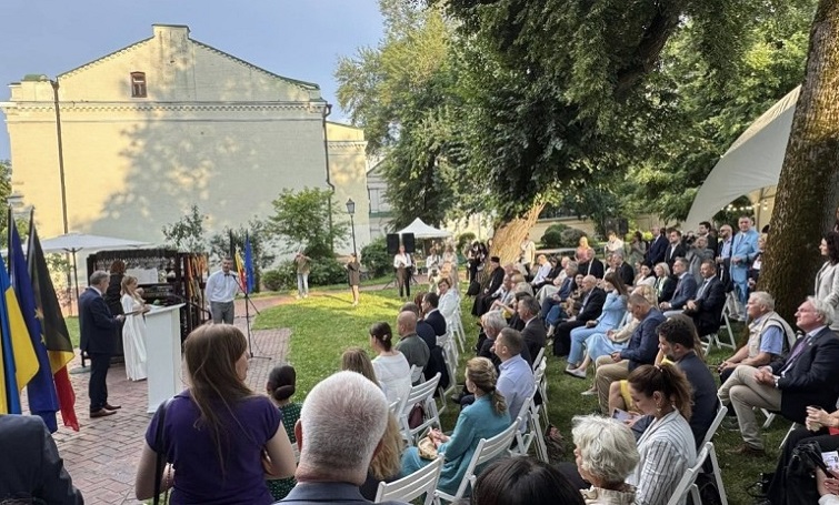 img 3a09431a25de5c9eeb2ffbafd341516a