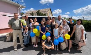 Родина, яка має дев’ятеро дітей, отримала ключі від нового дев’ятимісного мінівена