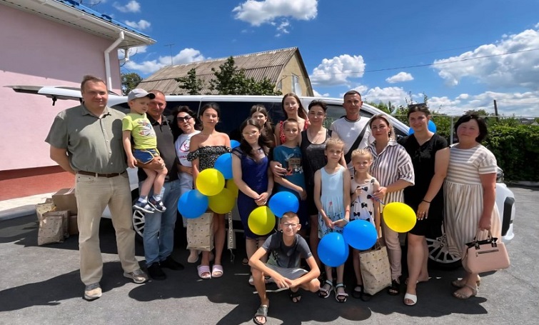 Родина, яка має дев’ятеро дітей, отримала ключі від нового дев’ятимісного мінівена