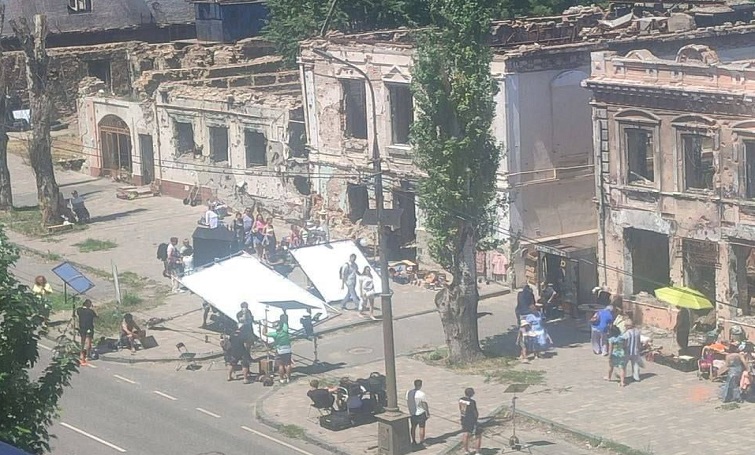 Росіяни знімають новий пропагандистський фільм про війну на руїнах житлових кварталів Маріуполя