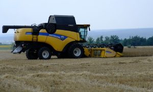 Жнива під обстрілами: аграрії Донеччини збирають урожай попри війну