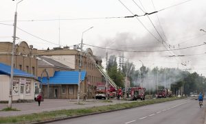 У Слов’янську ліквідовують наслідки ранкового обстрілу. Фото.