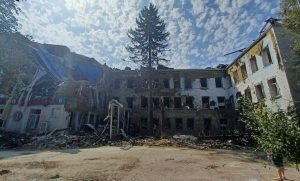 Наслідки обстрілу Слов’янська – знищена лікарня. Фото.