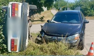 У Краматорську ВАЗ перекинувся на перехресті, зачепивши Kia Cerato