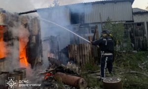 Рятувальники працюють під повторним ворожим вогнем