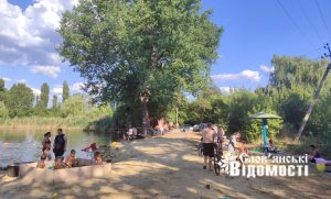 Мешканці облаштували пляж на Михайлівському озері та звернулися по допомогу. Влада відповіла: “Після перемоги” і не радить відвідувати водойму