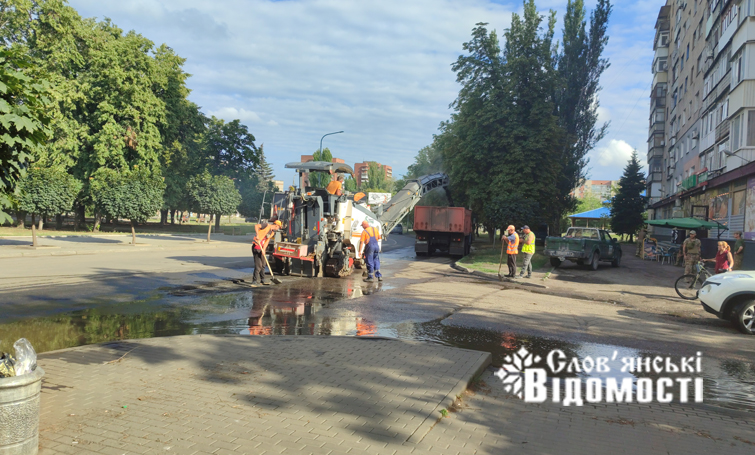 У Слов’янську триває ямковий ремонт на вулиці Свободи. (фото)