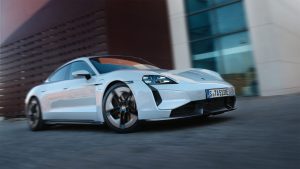 Porsche Taycan проти конкурентів: чому німецький електромобіль лідирує у своєму класі?
