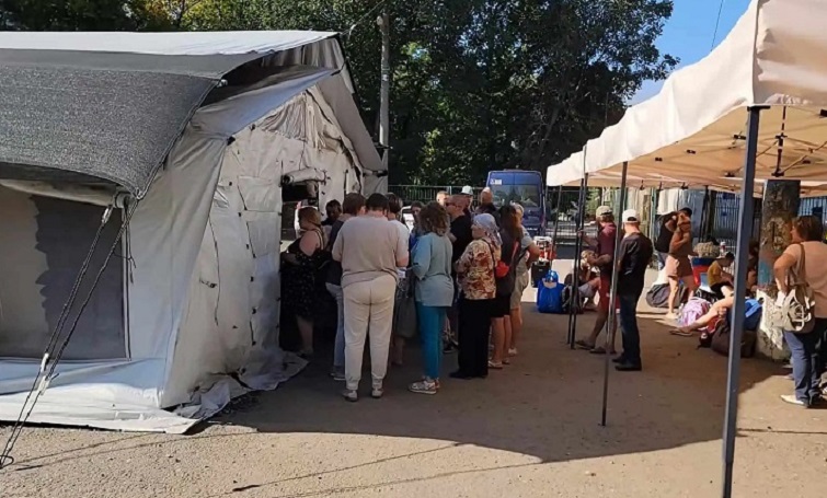 Транзитний центр у Павлограді, куди прибувають евакуйовані, переповнений – ситуація критична