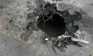 У Краматорську ворог ударив по школі та житловому будинку