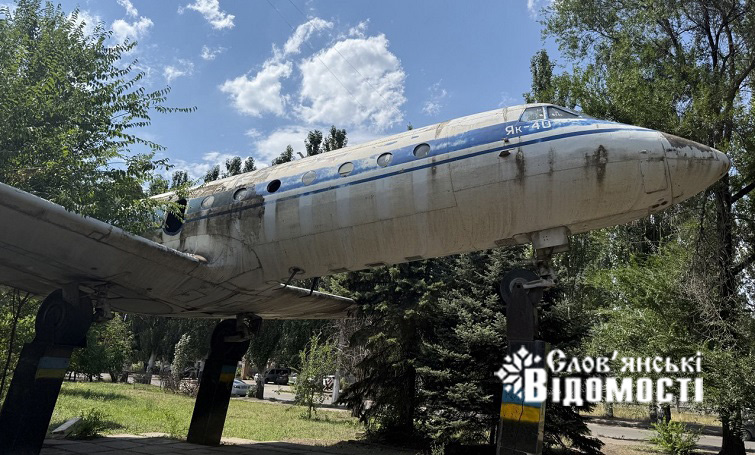 Пам’ятник Як-40 у центрі Слов’янська перетворюється на руїну (фото)