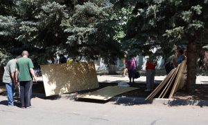 Жителі пошкоджених будинків у Краматорську отримали набори для швидкого ремонту