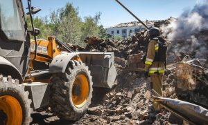 У Краматорську знайшли ще одну жертву під завалами: рятувальники продовжують працювати на місці удару (Відео)