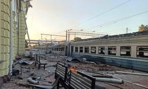 Удар по залізниці в Лозовій: одна людина загинула, поїзди змінюють маршрути