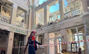 По Лозовій вдарили 34 дрони: зруйнована будівля вокзалу (Фото)