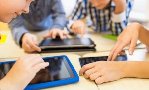 Гаджети для навчання: як відділ освіти Слов’янська забезпечує учнів технікою