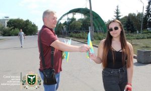 У Слов’янську дарували прапори до Дня Державного Прапора